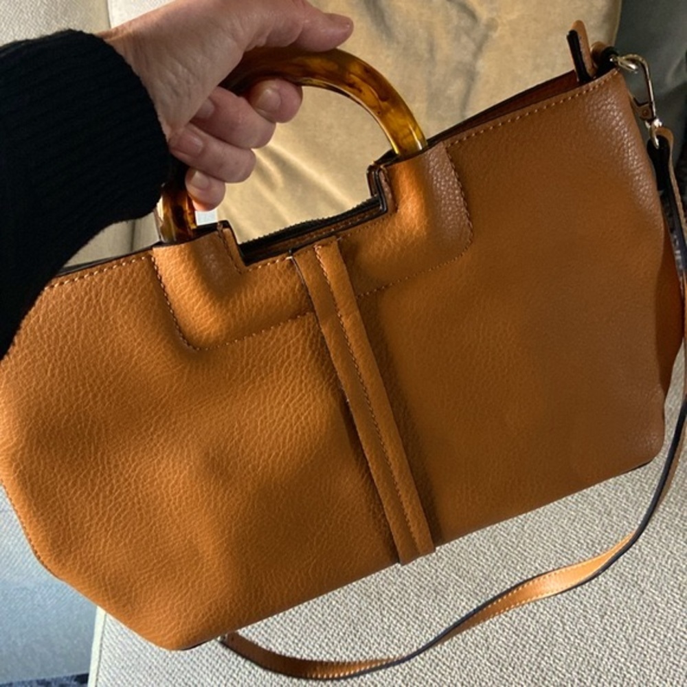 Lexi and Abbie luggage/gold faux leather handbag with plastic handle and strap